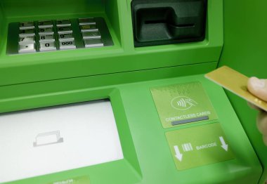 NFC ile ATM Saha İletişimi Ulaşılmaz para çekme terminali bir çip ile kredi kartı kullanarak.