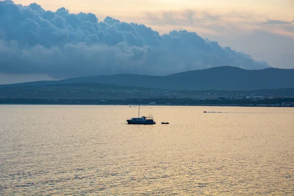 Yacht Moderne Mer Coucher Soleil Ciel Devient Progressivement Couvert Voyage — Photo