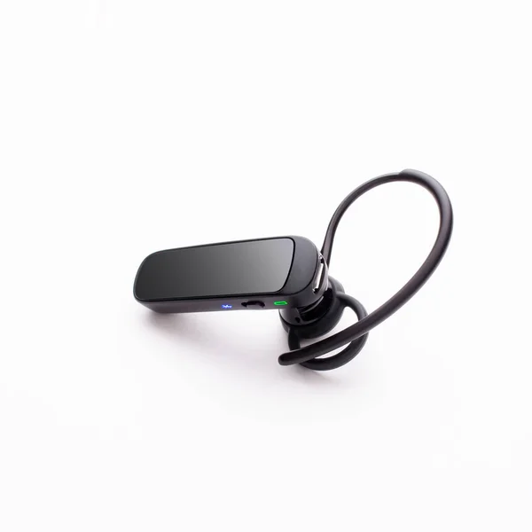 Fone de ouvido bluetooth preto isolado no fundo branco — Fotografia de Stock