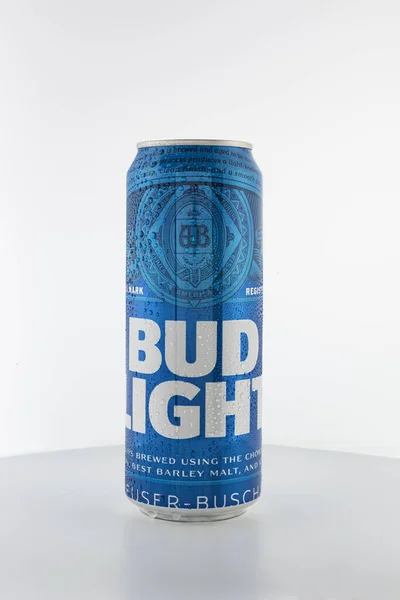 러시아 Arkhangelsk 2022 Bud Light American Beer Blue Can Chilled — 스톡 사진