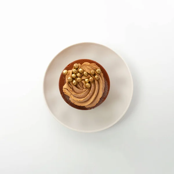 Gâteau Chocolat Dans Une Soucoupe Sur Fond Blanc Espace Copie — Photo