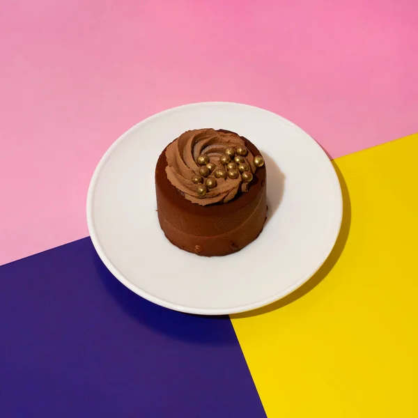 Gâteau Sur Une Soucoupe Blanche Sur Fond Coloré Concept Fête — Photo
