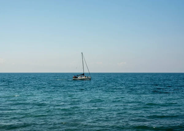 Eine Einsame Jacht Vor Dem Hintergrund Des Ozeans Und Blauem — Stockfoto