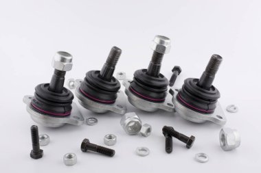 Beyaz arka planda civata ve fındıklı bilyeli araba süspansiyon elemanı. yakın plan.