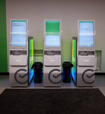 Arkhangelsk Rusya 12-28-2021: Yeni ofiste 32 inç monitörlü ultra modern Sberbank ATM 'leri