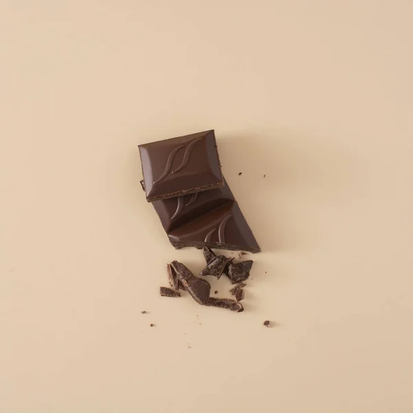 Kousky Čokolády Čokoládových Lupínků Písečném Pozadí Kopírovat Prostor — Stock fotografie