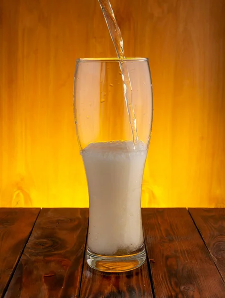 Ein Rinnsal Von Leichtem Bier Fließt Ein Glas Bier Mit — Stockfoto