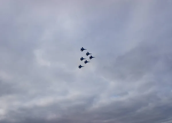 Combatientes Cielo Aviones Volando Oscuro Cielo Nublado Pelea Perros Espacio — Foto de Stock