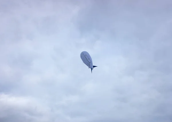 Dirigible Blanco Contra Oscuro Cielo Nublado Espacio Copia — Foto de Stock