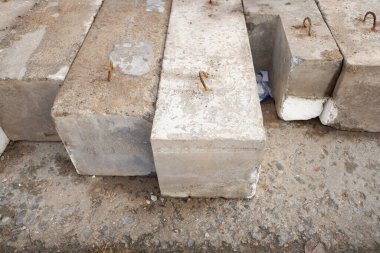 Beton bloklar ve sokakta inşaat malzemeleri. İnşaat ve yenileme