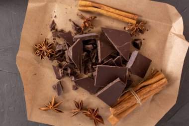Anason ve tarçın çubuklu çikolata. Düz çizgi.