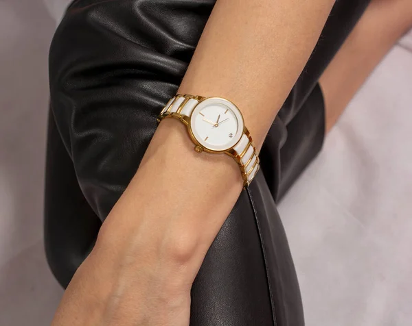 Clásico Reloj Mujer Blanco Marco Oro Mano Una Mujer Mujer — Foto de Stock