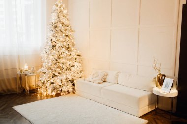 Noel kahverengi oda iç tasarımında sihirli sıcak ve rahat bir akşam, Xmas ağacı süslemeli ışıklar çelenkler tatil oturma odası. Kanepe kemerli kanepe aynası yeni yıl tatili tarzı.