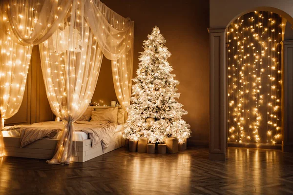 Magia Cálida Acogedora Noche Navidad Marrón Habitación Blanca Diseño Interior — Foto de Stock