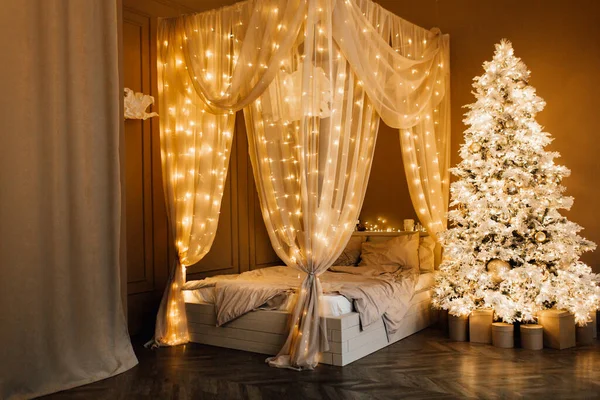 Magische Warme Gezellige Avond Kerstmis Bruin Witte Kamer Interieur Ontwerp Rechtenvrije Stockfoto's