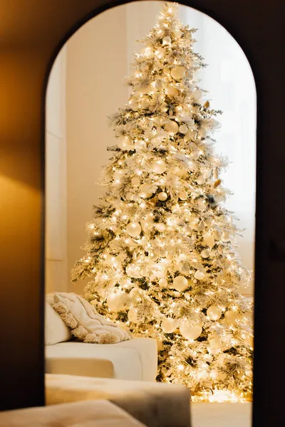 마법의 따뜻하고 크리스마스 디자인 Xmas Tree Forted Light Garland Holiday — 스톡 사진