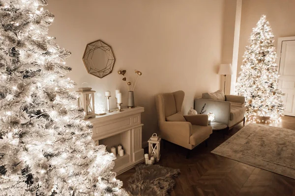 크리스마스 디자인에서 로맨틱하고 저녁을 보내는 Xmas Tree 노리개를 장식했다 마법의 — 스톡 사진
