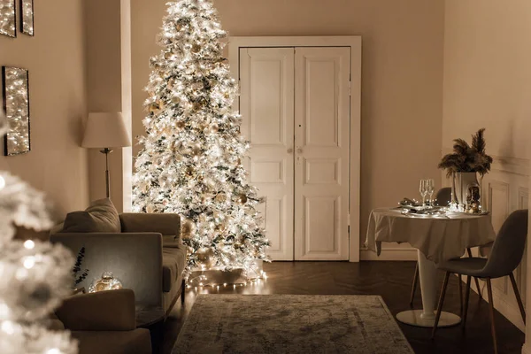 Romantische Warme Gezellige Avond Kerst Woonkamer Interieur Kerstboom Versierde Verlichting Stockfoto