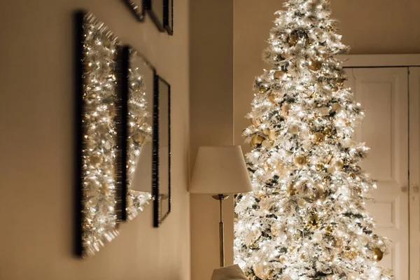 Romantische Warme Gezellige Avond Kerst Woonkamer Interieur Kerstboom Versierde Verlichting Stockafbeelding