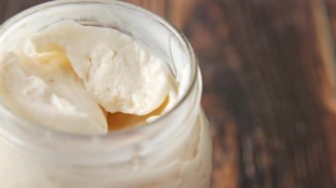 Masanın üstündeki kabın içinde mayonezi kapat. .