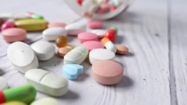 Pek çok renkli hap ve kapsülü kapat 