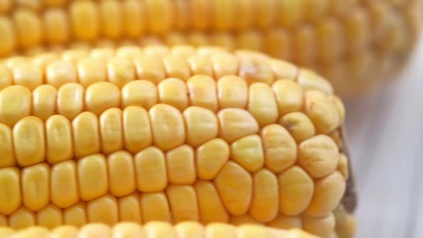 Részlet felvétel édes kukorica az asztalon , — Stock videók
