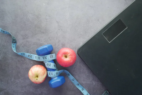 健康的概念与哑铃，苹果和重量尺度的黑色 — 图库照片