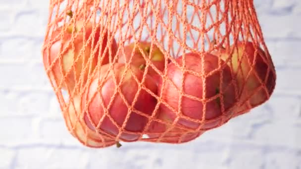 Manzana fresca en una bolsa de compras — Vídeo de stock