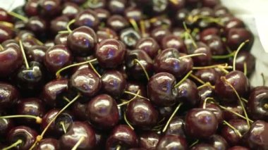 Yerel markette satılık vişne meyve vitrinini kapat 