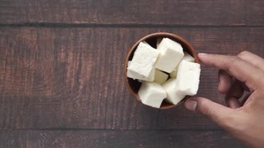 Elle seçilen küp şeklinde taze peynir. 