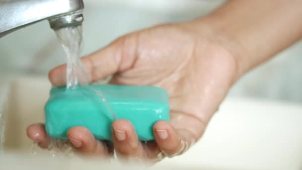 妇女用肥皂温水洗手 — 图库视频影像