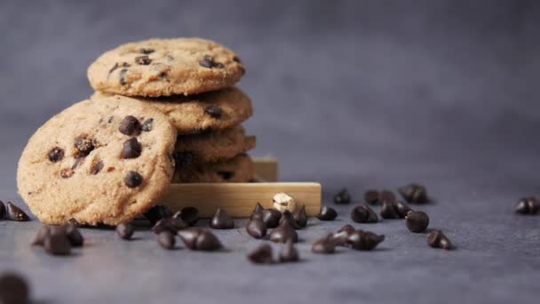 Шоколадне чип-печиво на столі крупним планом — стокове відео