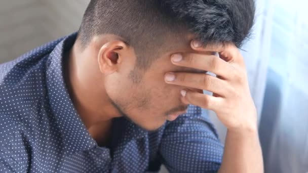 Homem deprimido sentindo-se doente e preocupado com o problema financeiro — Vídeo de Stock