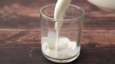 Bir bardağa dökülen sütün yavaş çekimi 