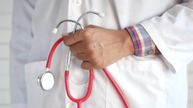 Stetoskop kullanarak doktorun elini kapat..