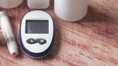 Renk arkaplanındaki diyabetik ölçüm araçlarını ve hapları kapat 