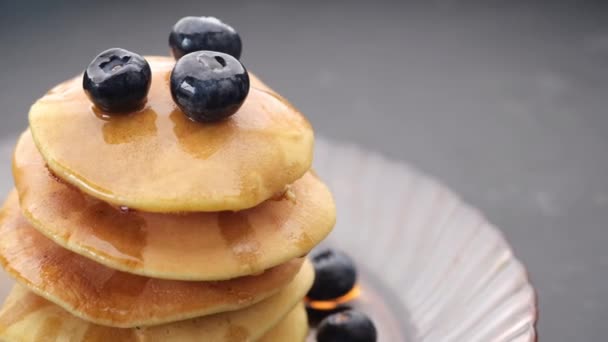 Pancake dengan buah beri segar dan sirup maple di atas piring , — Stok Video