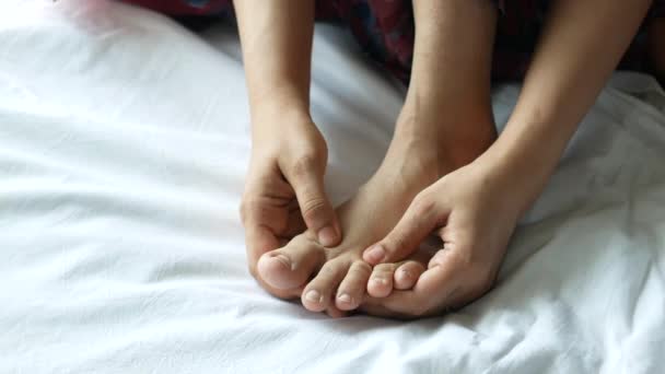 Close-up em mulheres pés e mão massagem no local lesão. — Vídeo de Stock