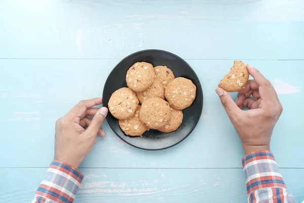 Joven comiendo galletas enteras — Foto de Stock