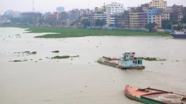 Dhaka Bangladeş 23 Haziran Buriganga nehri ve tekneleri yüksek açılı 