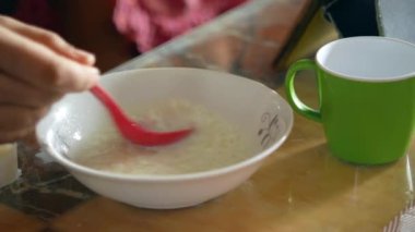 Annenin kasede bebek maması yapmasına yakın. 