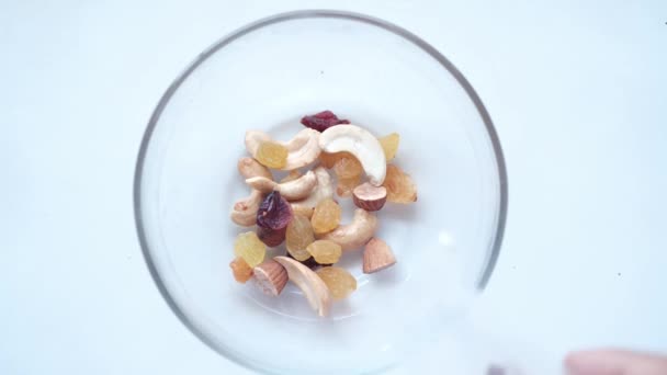 在一个碗里倒入许多混合坚果 — 图库视频影像