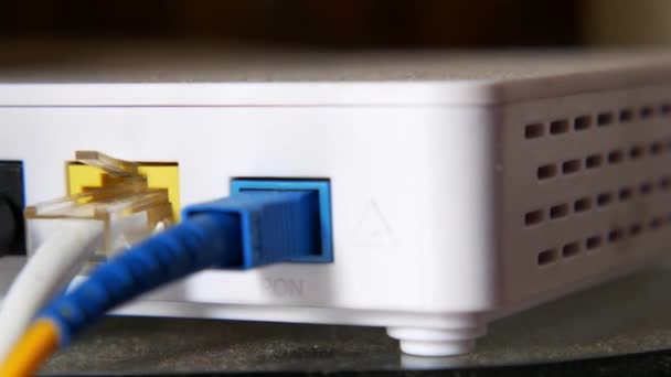 Wi-Fi router met kabels op tafel — Stockvideo