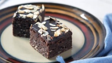Tabakta bir dilim browni. 