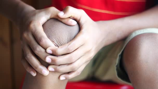 Close up barn dreng lider knæ ledsmerter – Stock-video