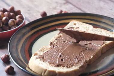Çikolatalı fındıklı tost üzerine yayılmış.