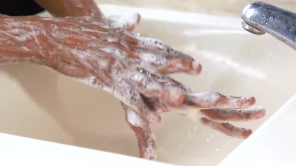 年长妇女用肥皂温水洗手 — 图库视频影像