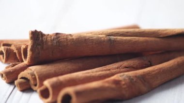 Tarçın çubuklarının yavaş çekimde masaya düşmesi 