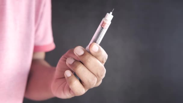 Рука держит инсулиновые ручки с копировальным местом, сверху вниз — стоковое видео