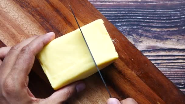 Snijden van een boterham op een snijplank — Stockvideo